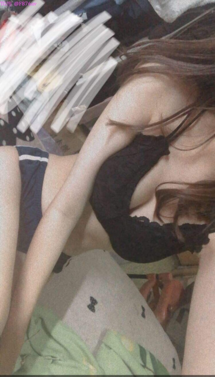 Tôi xoa ngực cô ấy, lắng nghe cô ấy hát, rồi tôi lột đồ cô ấy ra và bắt đầu quan hệ tình dục với cô ấy…