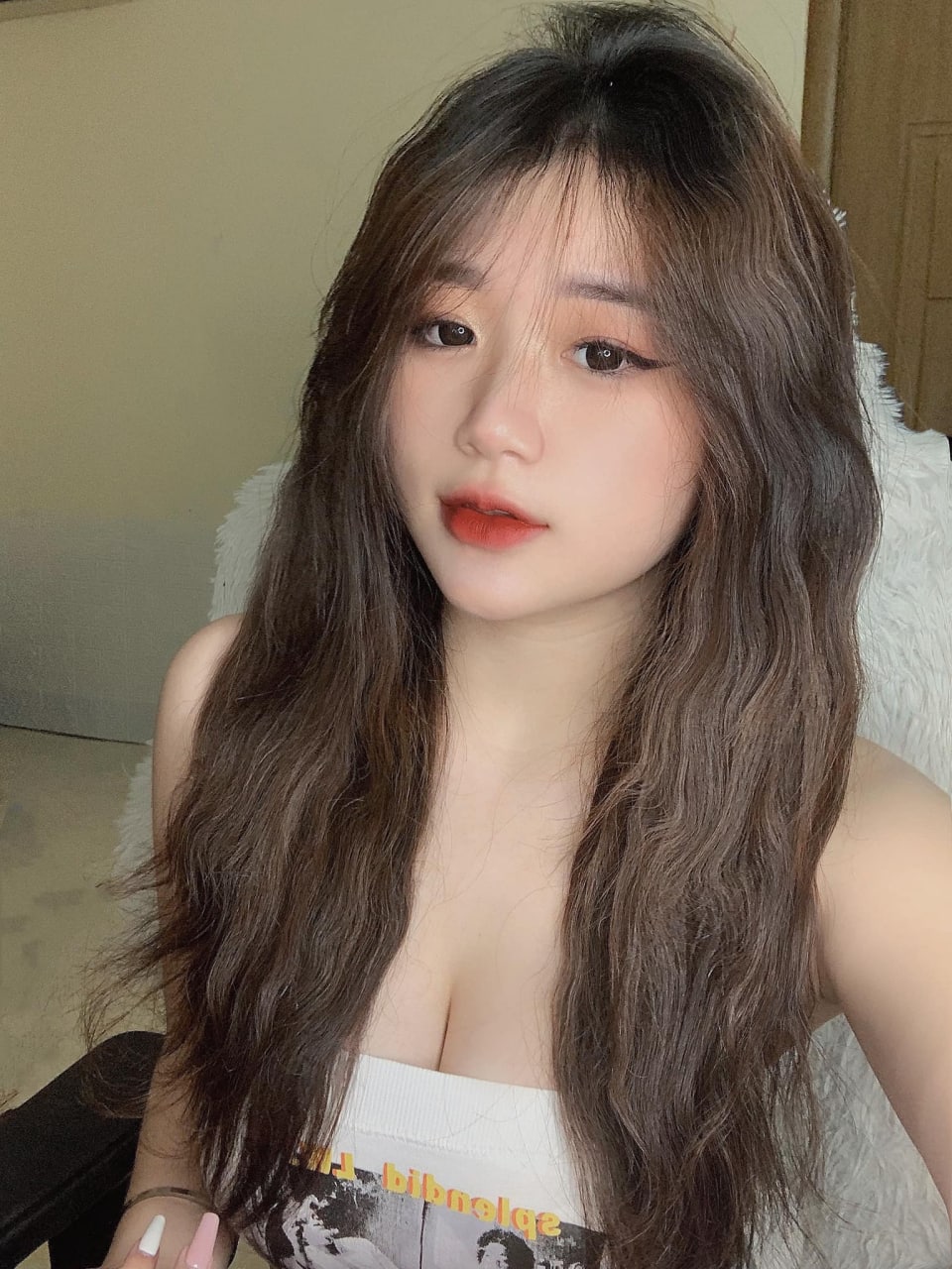 ông chồng chịch em nhân viên đang xoa bóp cho vợ